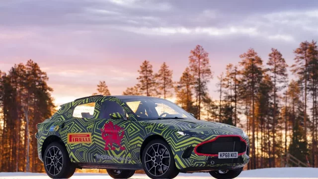Aston Martin pilně testuje chystané SUV. Už také víme, jak se bude jmenovat