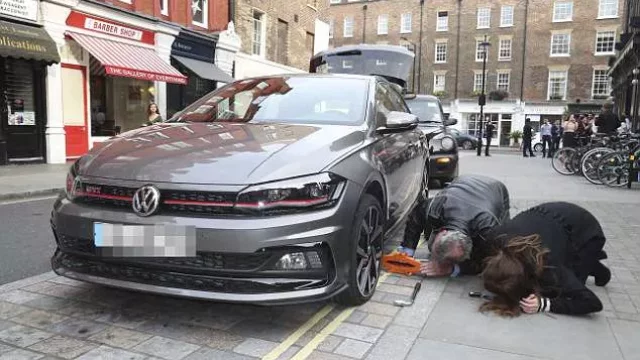 Jeremy Clarkson ukazuje svoji manuální (ne)zručnost: Zvládne vyměnit pneumatiku?