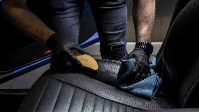 Jak správně umýt auto po zimě: Poradíme, jak pečovat o interiér