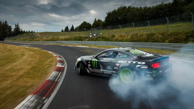 Ford vyslal Mustang driftovat na Nordschleife. Tipnete si, kolik pneumatik sežere jedno kolo bokem na Ringu?