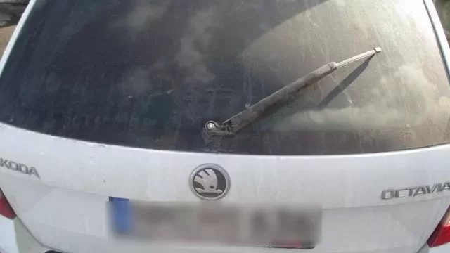 Opilci vadila zaparkovaná auta. Tak je zničil