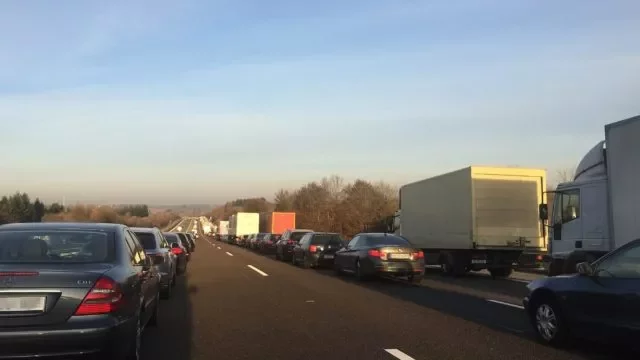 Vědět, jak správně vytvořit záchranářskou uličku, není důležité jen pro bezpečnost