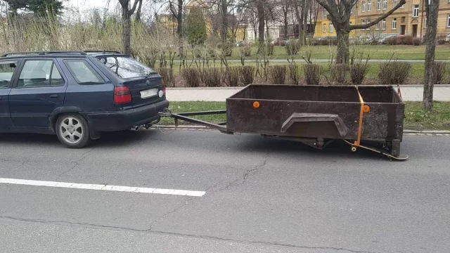 Opilý kutil použil místo rezervy na vozíku skateboard. Policisté z opravy nadšení nebyli