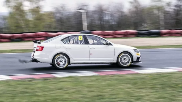 OC Benet Cup má za sebou premiéru v Mostě. Závodit v pohárové Škodě Octavia RS může každý