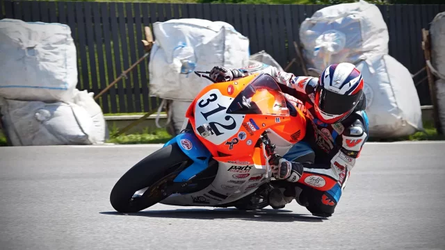 Motocyklové závody budou bezpečnější. Na přírodní okruhy nově dohlédne komise