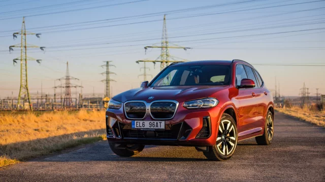 Test BMW iX3 pohledem ženy: Elektrický elegán s dravě využitým potenciálem