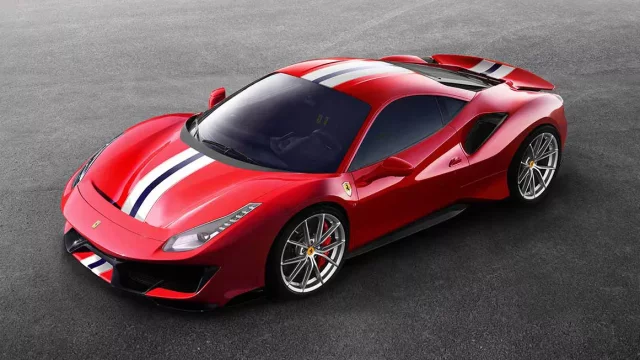 Nové Ferrari 488 Pista je kombinací excelentních jízdních vlastností a výkonů se závodními kořeny