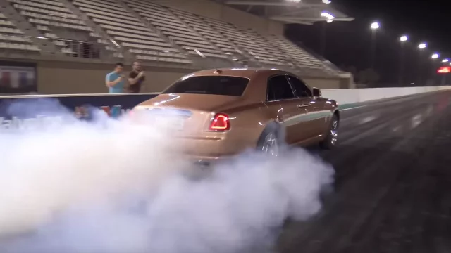 Rolls-Royce na závodní dráze? Majitel odhodil bílé rukavice a vyrazil pálit pneumatiky