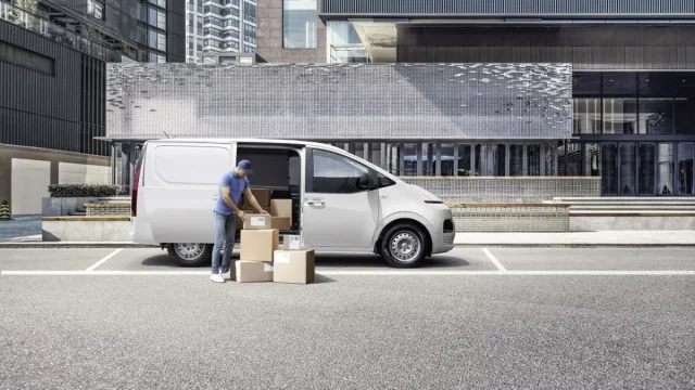 Hyundai uvádí v Česku svoji futuristickou dodávku i v užitkové verzi