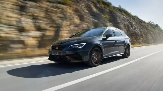 Leon Cupra R ST posílil na 300 koní a dostal karbonové doplňky