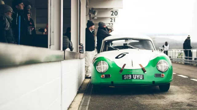 Porsche 356 na startu historického závodu: Řidiči chcípl motor, nakonec předjel skoro všechny