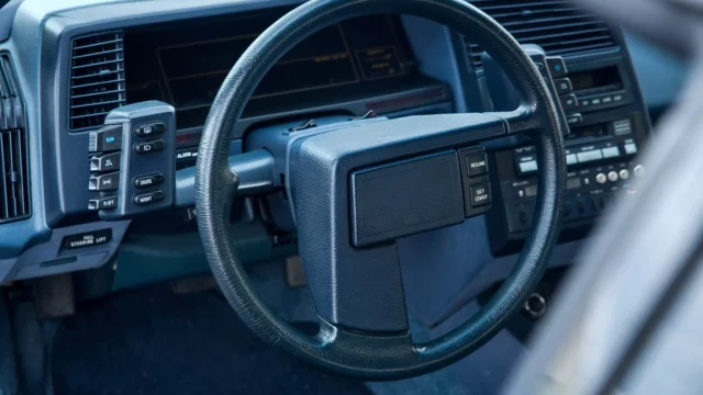 Při prohlížení starých katalogů jsme narazili na jedno z nejbláznivějších provedení volantu, jaké jsme kdy viděli. Uhádnete, který vůz ho měl?