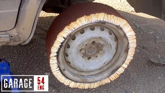 Rusové vyzkoušeli, co se stane, když místo pneumatiky dáte tisíce sirek