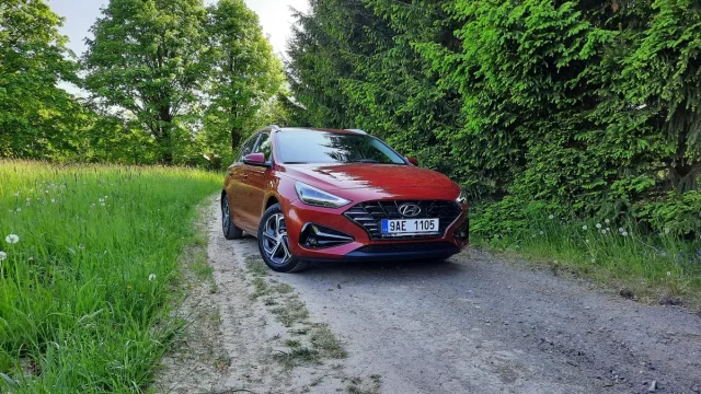 Hyundai i30 kombi 1.5i DPi je stále normální auto. A to z něj dělá růži mezi trním.