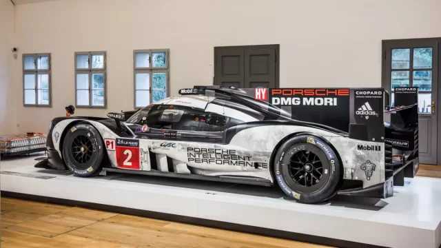 Závodní Porsche 919 Hybrid doplňuje ve Vratislavicích nová výstava fotek z 24h Le Mans