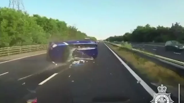 Hloupá honička po dálnici skončila velkou nehodou a vězením