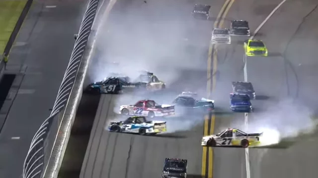 Závod NASCAR se v sekundě proměnil v obří demolition derby