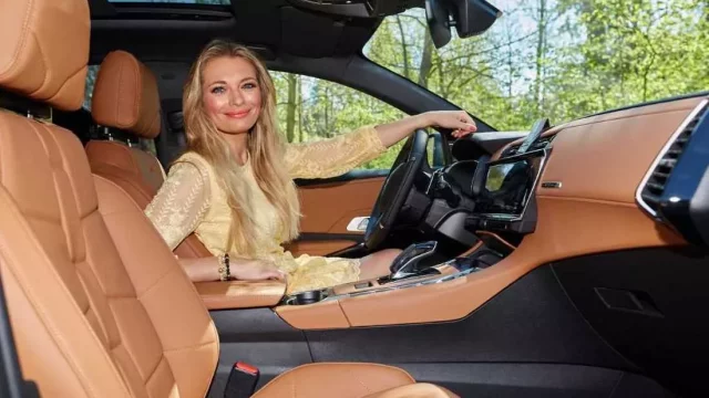 Nejkrásnější česká moderátorka má nové auto. Vybrala si šarmantní francouzské SUV
