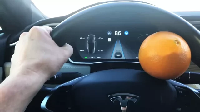 Tesla Model S na pomerančích aneb jak oklamat autopilota