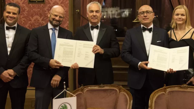 Smlouva podepsána, na jedné straně Škoda, druhá strana s příznačně autařským jménem