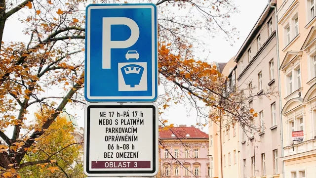 Praze došla trpělivost. Nelegální parkování se prodraží, radní navrhují efektivní řešení
