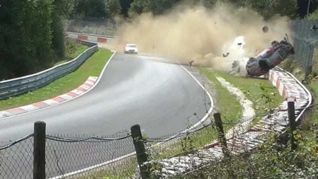 Desítky děsivých kotrmelců na Nürburgringu. Ze závodního Porsche nic moc nezbylo