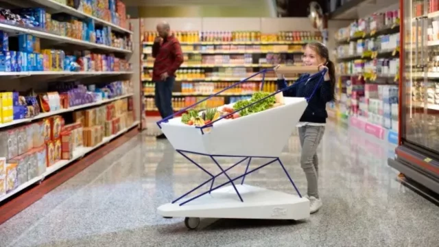 Ford vyvinul bezpečný nákupní vozík, který umí sám zabrzdit