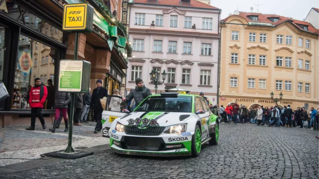 Škoda Fabia R5  jako pražské taxi a šampion rally Jan Kopecký za volantem?!