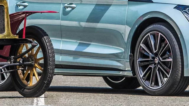 Srovnání první škodovky s poslední ukazuje, jak radikálně se auta za 115 let změnila