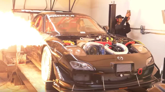 Mazda RX-7 se čtyřmi rotory a pořádným turbem se předvádí na motorové brzdě