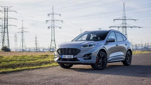 Ford Kuga 2.5 Duratec Hybrid umí šetřit peníze a krájet zatáčky