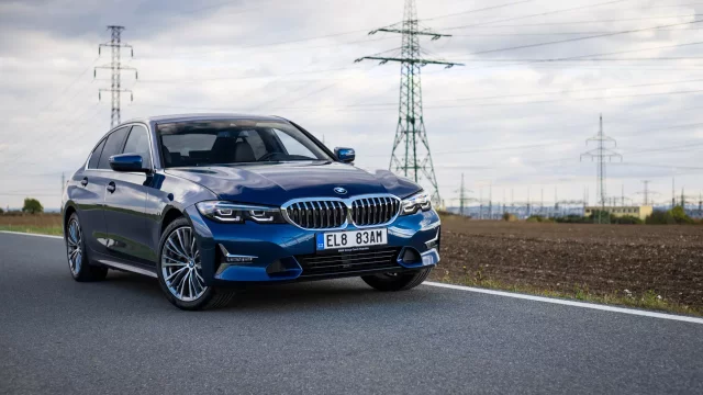 Test BMW 320e Sedan, komfortního mladšího sourozence