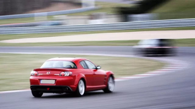 Kdo si poprvé vyzkouší jízdu po závodním okruhu, dostane zdarma instruktáž