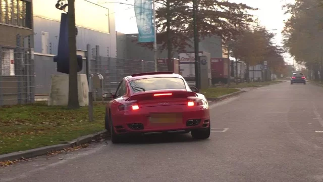 To jsou troubové! Kvůli přemíře ega si zničili svá auta