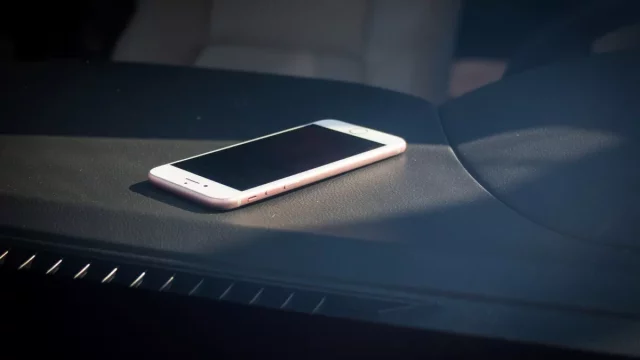 Mobilní telefon v autě jako výbušnina: Proč nenechávat elektroniku na palubní desce?