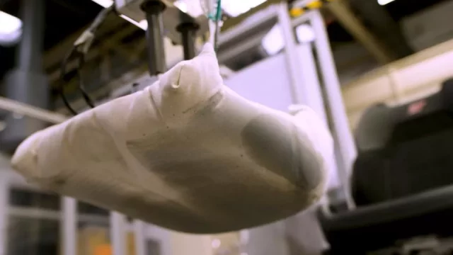 V továrně Fordu testují sedačky velmi svérázně. Zpoceným robotickým zadkem