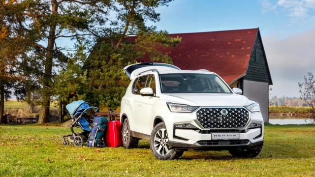 Velké rodinné SUV za malou cenou? Řešením jsou "dva draci" s modelem Rexton Club
