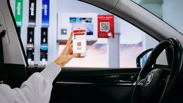 Tankovat bez vystupování? U čerpacích stanic můžete platit mobilem přímo u stojanu