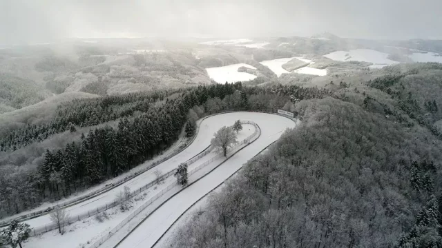 Nürburgring pod sněhem: Unikátní letecké záběry zasněžené Nordschleife jsou mrazivě krásné