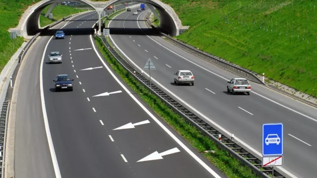 Nový rok přináší řidičům řadu důležitých změn. Při jízdě nemusí mít u sebe řidičský průkaz, za přestupky je však čekají vyšší tresty