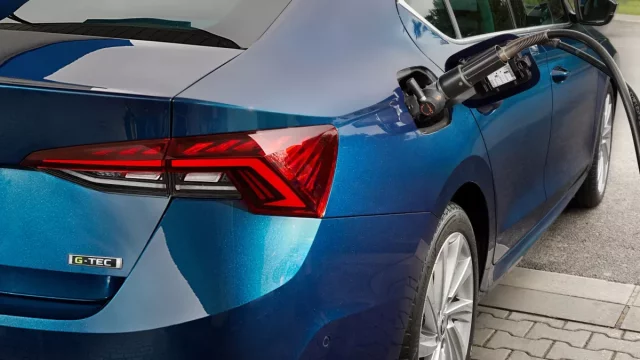 Kilogram CNG někde stojí i 99,90 Kč, cenová výhoda se vytrácí