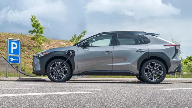 Češi elektrická auta využívají, ale nekupují. Na vině je vysoká cena