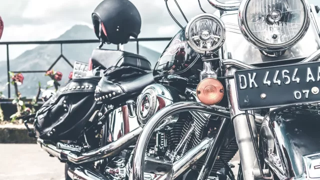 Táta a syn z motorkářské dílny pracují na společném projektu. Autě?!