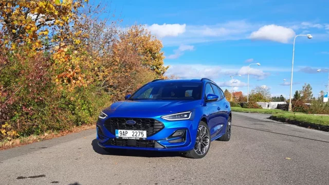 Ford Focus v kombíku nikdy nezklame. Převeze věci na chalupu a na dálnici nabídne kultivovanost. Jen škoda, že se blíží jeho konec