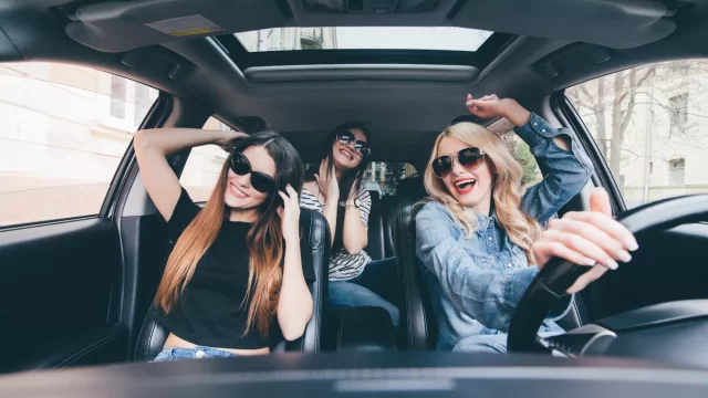 Nejlepší písničky do auta podle samotných řidičů. Posloucháte je také?