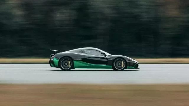 Chorvatský elektromobil překonal bizarní rekord. Dokázal couvat rychlostí 275 km/h