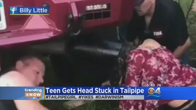 Opilá slečna dostala velmi hloupý nápad. Strčila hlavu do výfuku a nemohla ji vytáhnout