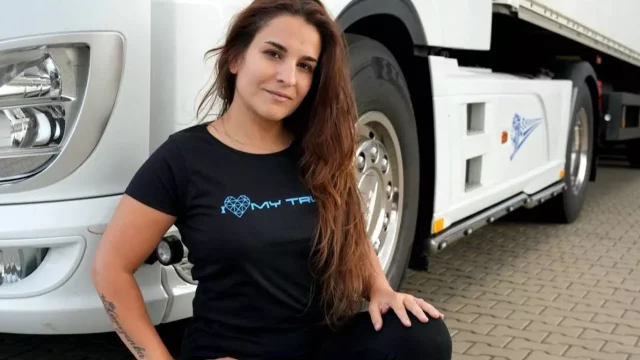 Řidiči aut jásají, kamióňáci nadávají. Na téměř celé dálnici D1 bude platit zákaz předjíždění kamionů. „Je to frustrující“, stěžuje si Amazonka