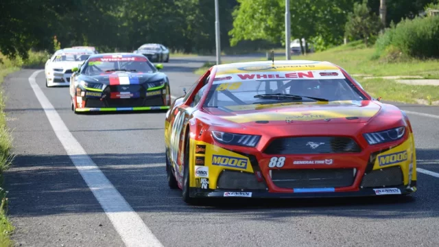 Speciály NASCAR projely Mostem jako vnadná ochutnávka závodního víkendu