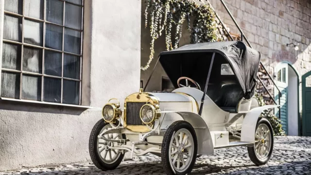 Škoda ukazuje 125 let své historie na prestižní výstavě Rétromobile v Paříži
